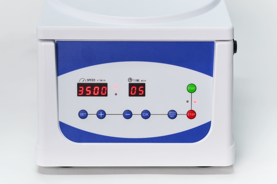 Συμπίεση 8x15ml χωρητικότητα Centrifuge χαμηλής ταχύτητας Max 4000 RPM για την αποτελεσματικότητα εργαστηρίου