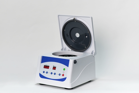 Συμπίεση 8x15ml χωρητικότητα Centrifuge χαμηλής ταχύτητας Max 4000 RPM για την αποτελεσματικότητα εργαστηρίου