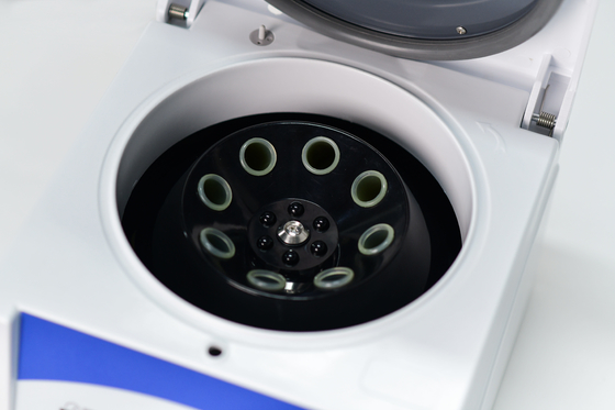 Συμπίεση 8x15ml χωρητικότητα Centrifuge χαμηλής ταχύτητας Max 4000 RPM για την αποτελεσματικότητα εργαστηρίου